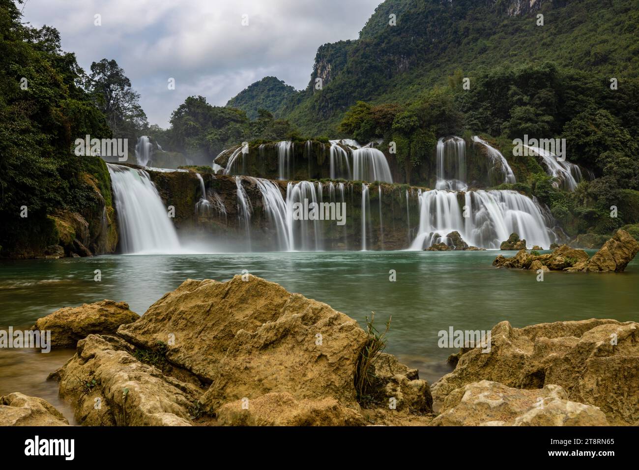 La cascata di Ban Gioc tra Vietnam e Cina Foto Stock