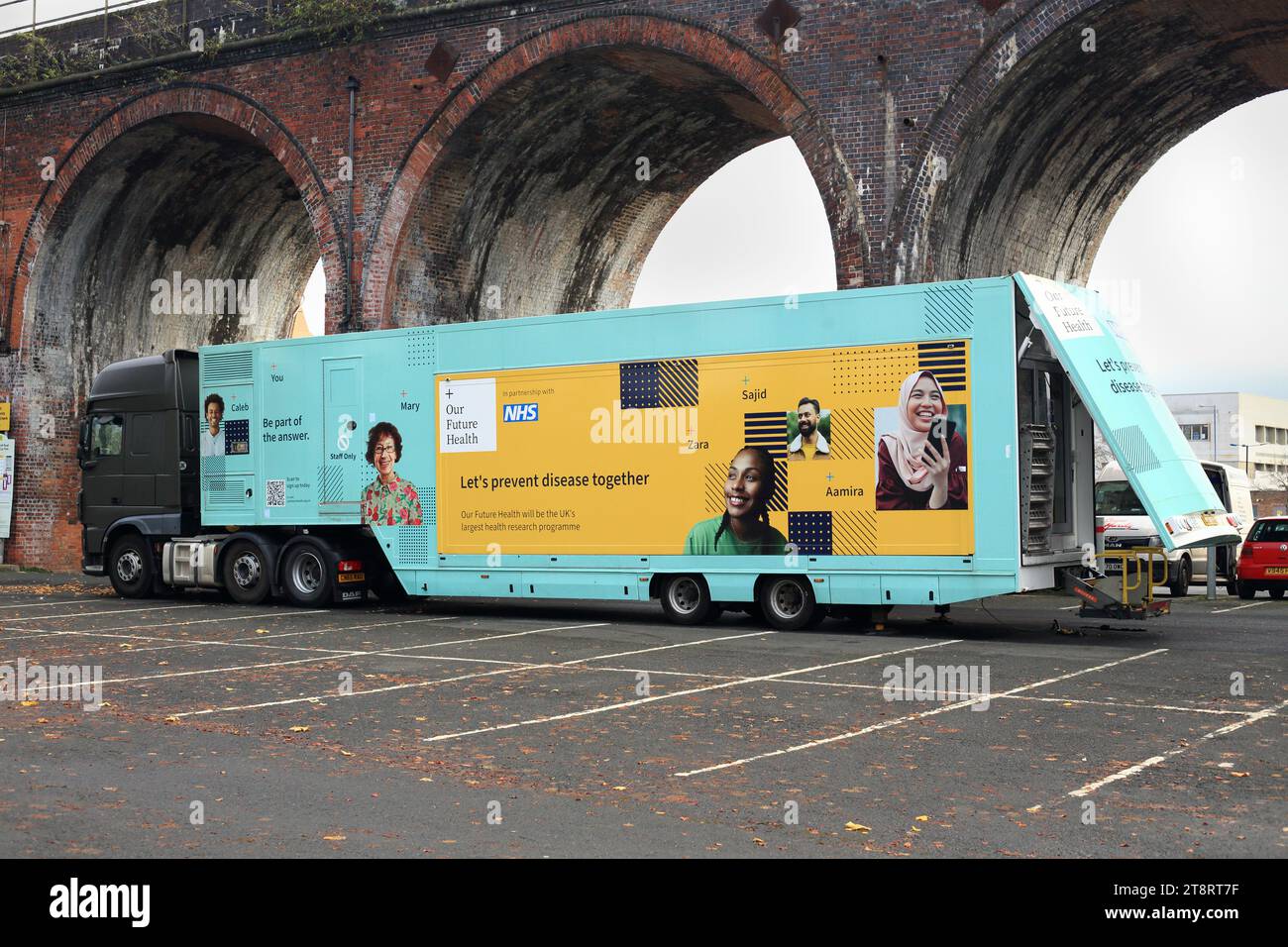 Veicolo di screening sanitario NHS a Worcester, Worcestershire, Inghilterra, Regno Unito. Foto Stock