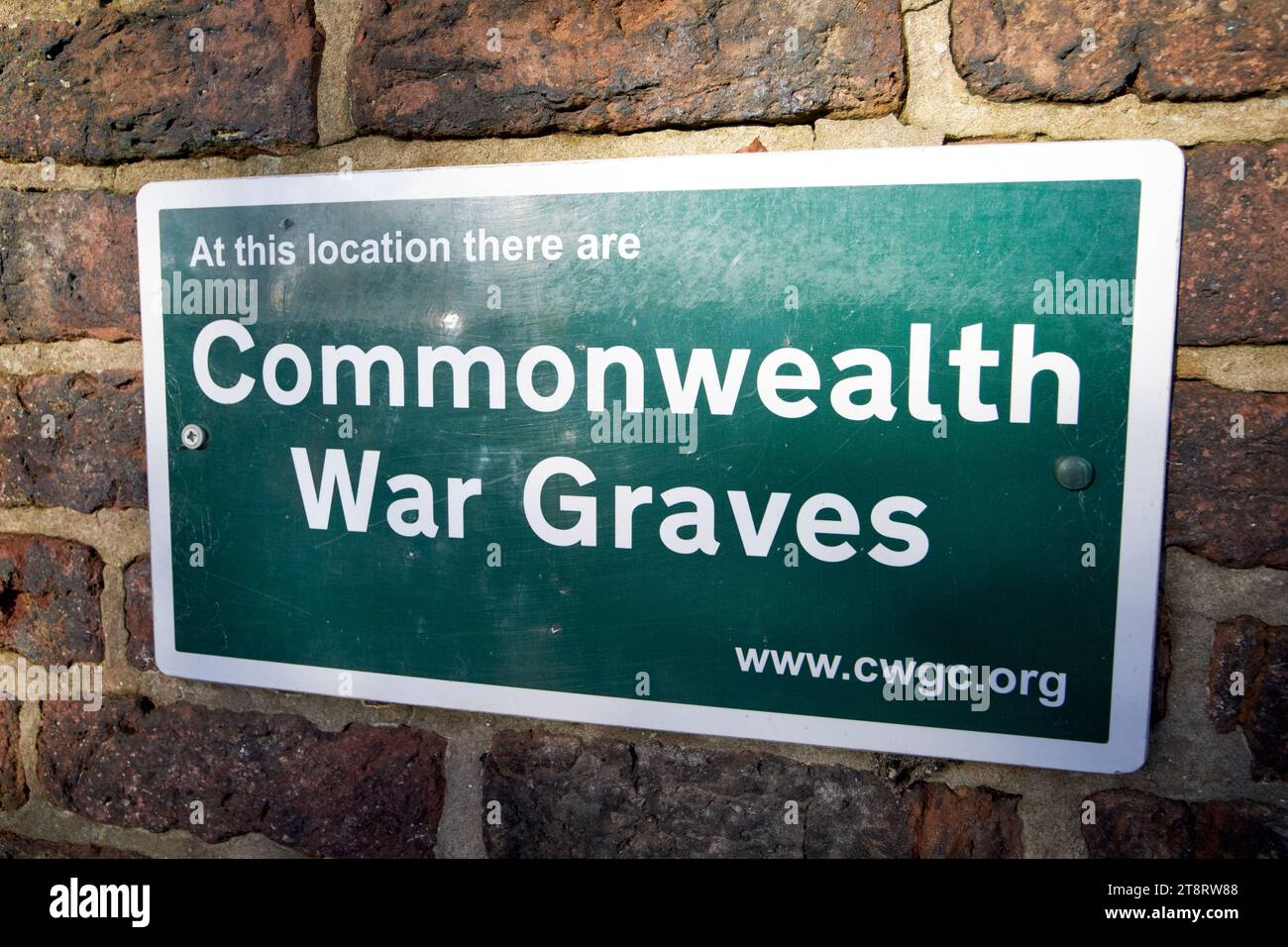 Tomba di guerra del commonwealth cartello sul muro del cimitero chiesa di st cuthberts d'inghilterra chiesa Churchtown southport merseyside england uk Foto Stock