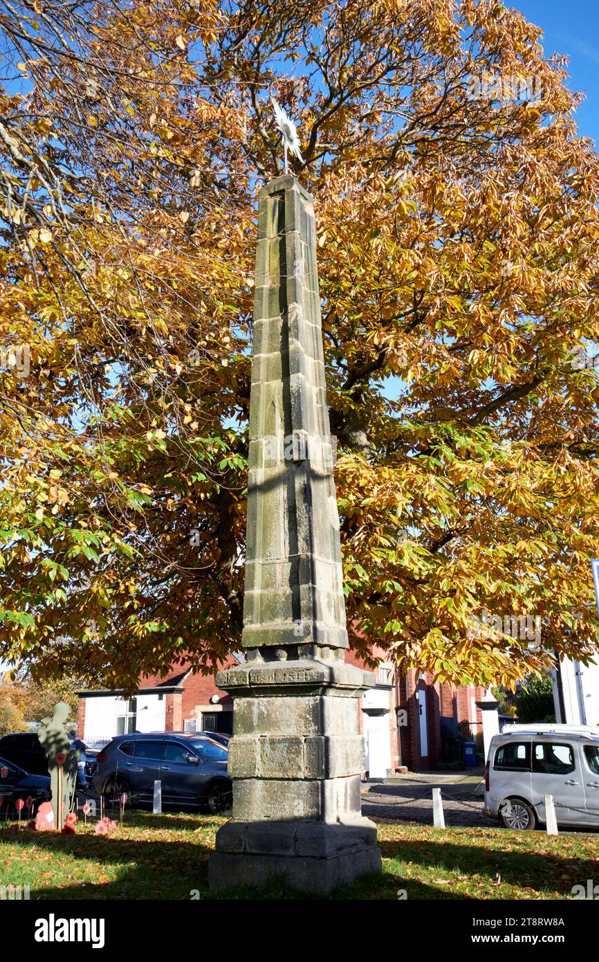 Obelisco del XVIII secolo sul verde di fronte alla chiesa di st cuthberts Churchtown southport merseyside inghilterra regno unito Foto Stock