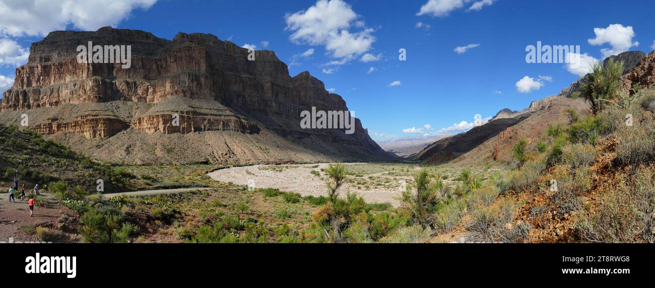 Il tour dell'Inner Canyon, Heres è il tour ideale per i viaggiatori che vogliono scoprire il Grand Canyon dall'alto verso il basso E rimanere su un terreno solido. Durante il tour dell'Inner Canyon, scoprirai alcune delle Arizonas che vivono la storia dal bordo al fiume, e i luoghi intermedi Foto Stock