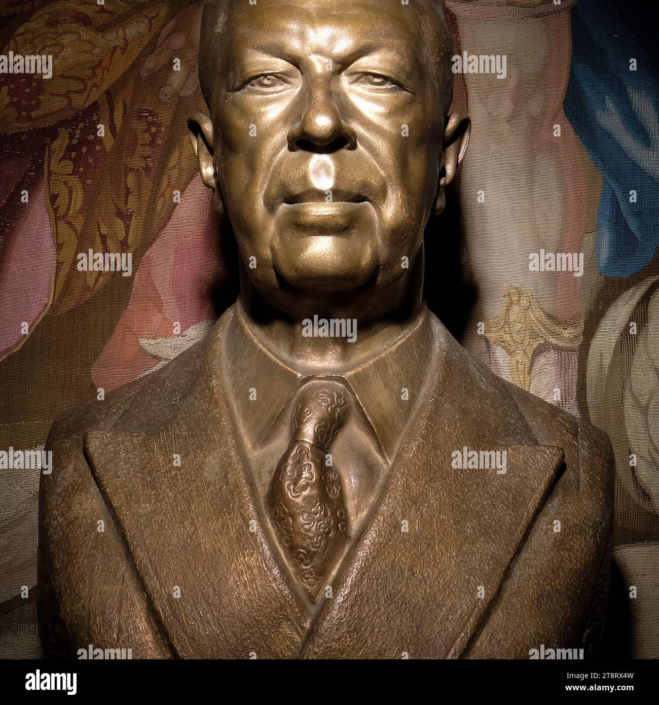 Stoccolma, Stoccolma, Svezia. 29 settembre 2021. Un busto di bronzo di re Gustavo vi Adolfo che regnò dal 1950 fino alla sua morte nel 1973, nel Palazzo reale di Stoccolma. Gli succedette al trono suo nipote, l'attuale re di Svezia, Carlo XVI Gustavo. Un importante risultato del suo regno è, ironicamente, la sua approvazione degli ammendamenti costituzionali che rimossero le ultime vestigia del potere reale. Molti credono che un tale adattamento dai venti del cambiamento possa essere accreditato per la continua forza della monarchia svedese. (Immagine di credito: © Robert Holmqvist/ZUMA Press Wire) Foto Stock