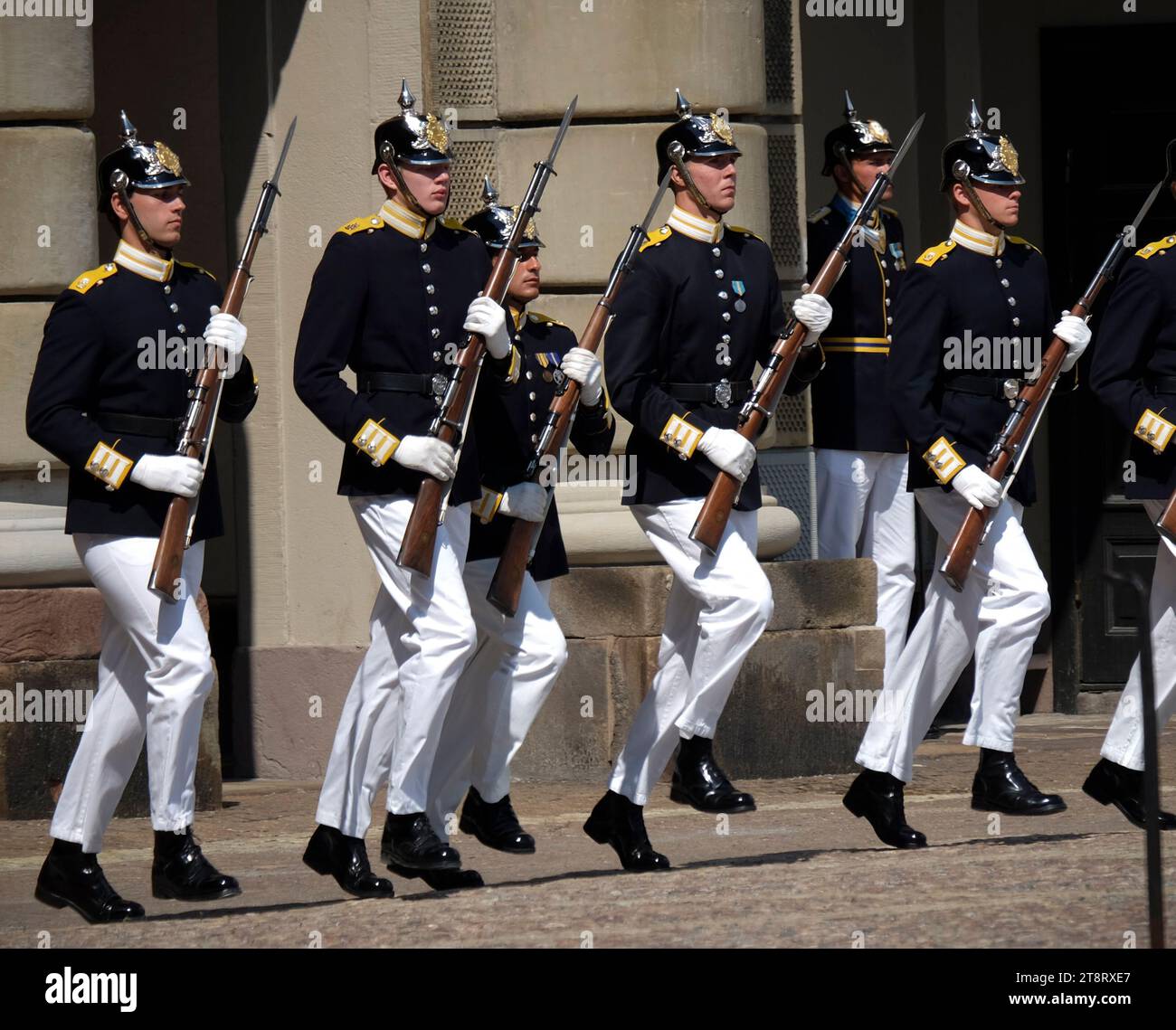 22 luglio 2021, Stoccolma, Stoccolma, Svezia: Le guardie reali svedesi hanno il compito di proteggere il re e la famiglia reale. Svolgono anche ruoli cerimoniali in uniformi altamente decorose come il cambio della guardia al palazzo e la marcia in parate. I soldati che servono ign le guardie reali sono attratti da soldati in servizio attivo nelle forze armate svedesi. (Immagine di credito: © Robert Holmqvist/ZUMA Press Wire) SOLO USO EDITORIALE! Non per USO commerciale! Foto Stock