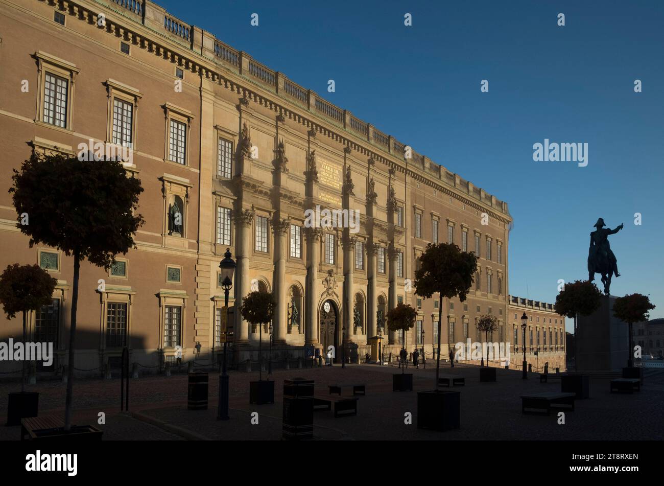 25 settembre 2021, Stoccolma, Stoccolma, Svezia: Palazzo reale svedese, situato sull'isola di Gamla Stan (città vecchia, in inglese), nel centro di Stoccolma. È la residenza ufficiale della famiglia reale svedese, anche se in realtà vivono nel Palazzo di Drottningholm a qualche distanza. A destra si trova una statua del re Carlo XIV Johan, il primo della dinastia Bernadotte che regna ancora in Svezia. (Immagine di credito: © Robert Holmqvist/ZUMA Press Wire) SOLO USO EDITORIALE! Non per USO commerciale! Foto Stock