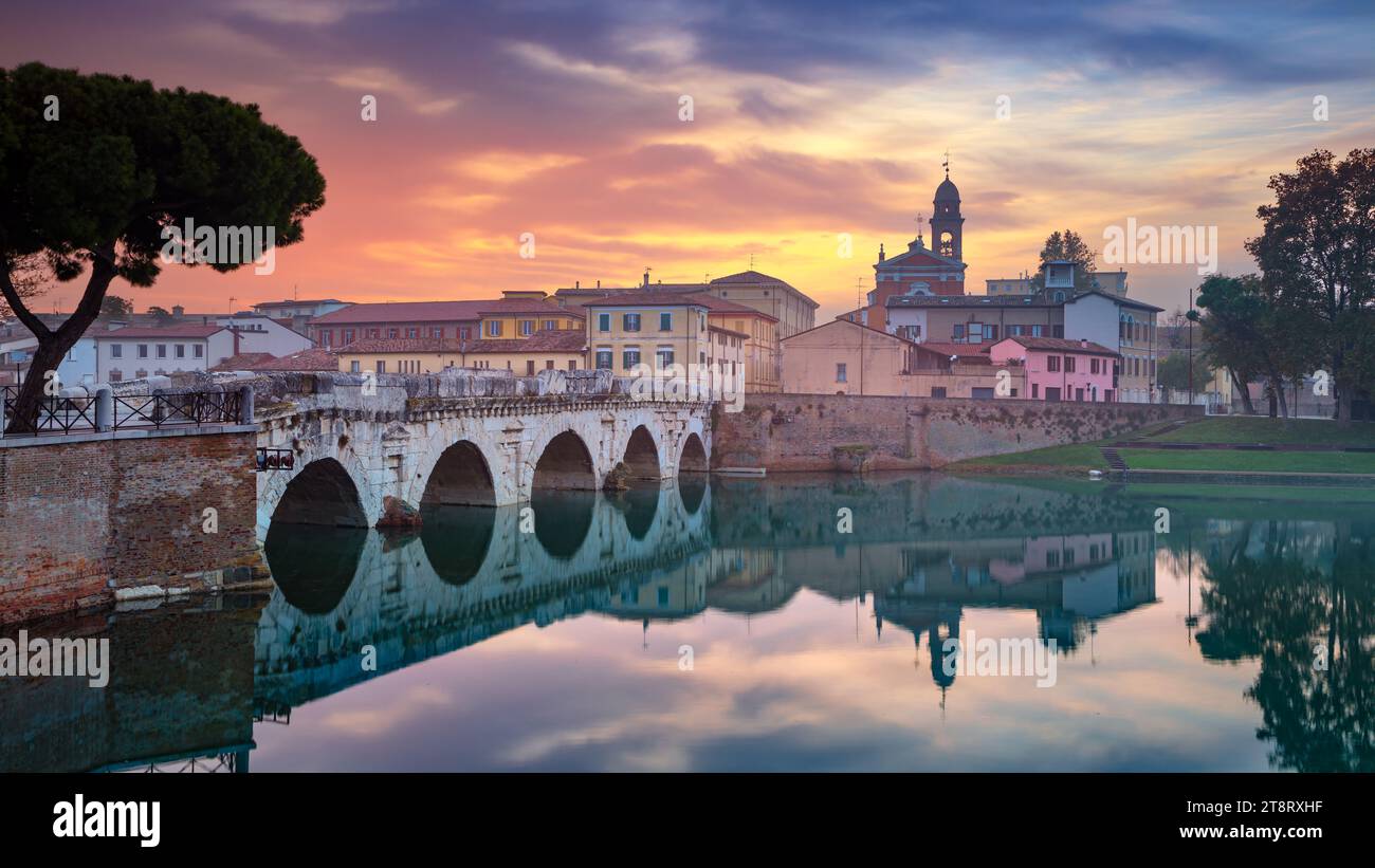 Rimini, Italia. Immagine del paesaggio urbano del centro storico di Rimini, Italia all'alba. Foto Stock