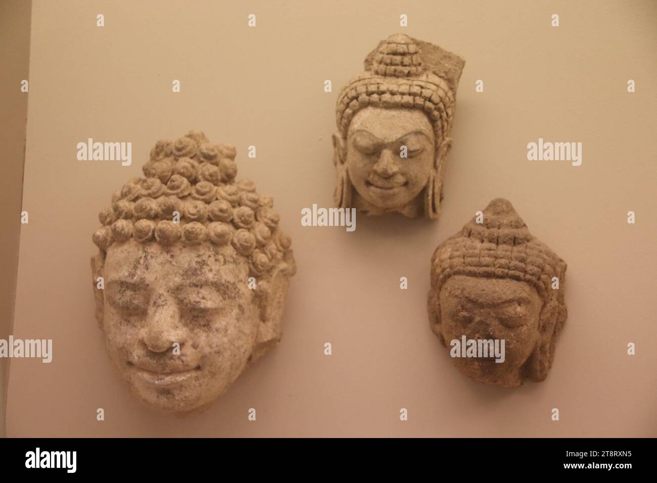 Arte di Dvaravati: Immagini in stucco delle teste di Buddha, Museo Nazionale della Thailandia, Bangkok Foto Stock