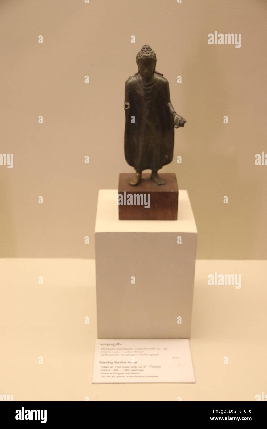 Arte indiana, stile post-gupta: Buddha in piedi, vi-VII secolo, Museo Nazionale della Thailandia, Bangkok Foto Stock
