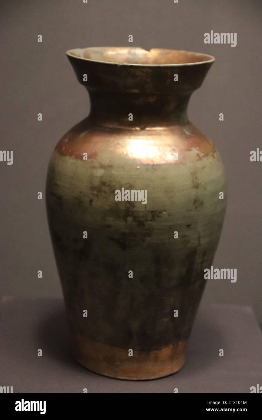 Arte Lanna: Vaso in gres smaltato, Galleria di storia tailandese, Museo Nazionale della Thailandia, Bangkok Foto Stock