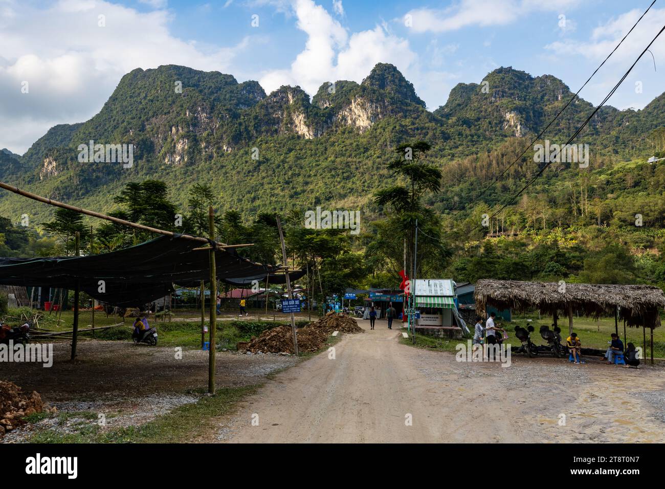 Negozi di souvenir presso le cascate Ban Gioc Detian in Vietnam Foto Stock