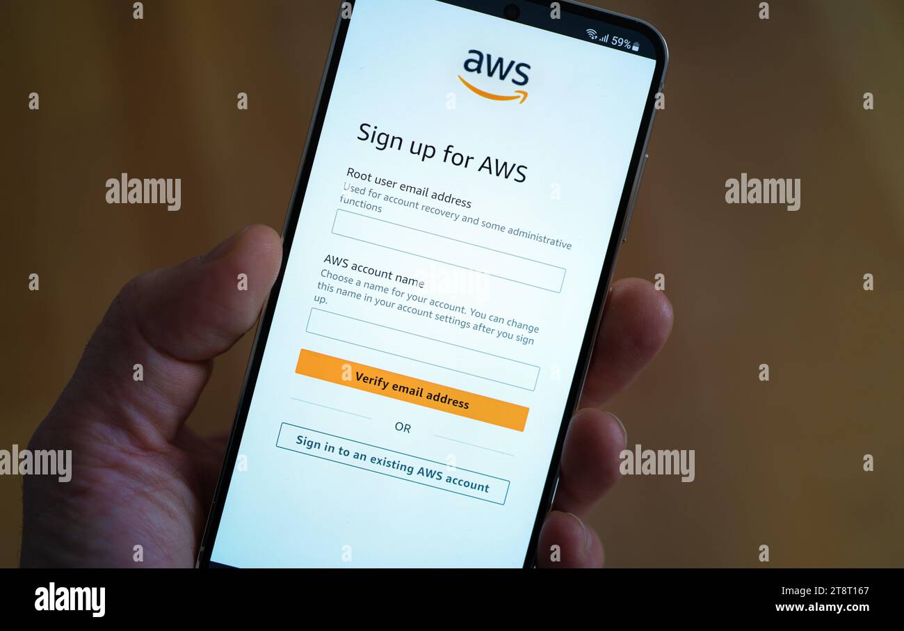 AWS - Amazon Web Services visualizzato sul dispositivo mobile Foto Stock