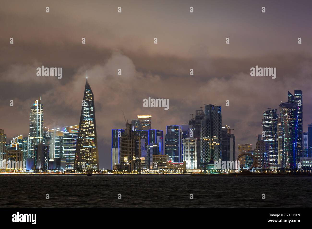 Lo skyline della capitale del Qatar, Doha, durante la notte Foto Stock