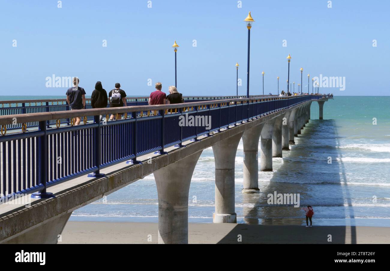 Il molo. New Brighton, ci sono stati due New Brighton Piers a New Brighton, nuova Zelanda. Il primo molo, di costruzione in legno, fu aperto il 18 gennaio 1894 e demolito il 12 ottobre 1965. L'attuale molo di cemento è stato aperto il 1° novembre 1997. È una delle icone di Christchurch, nuova Zelanda Foto Stock