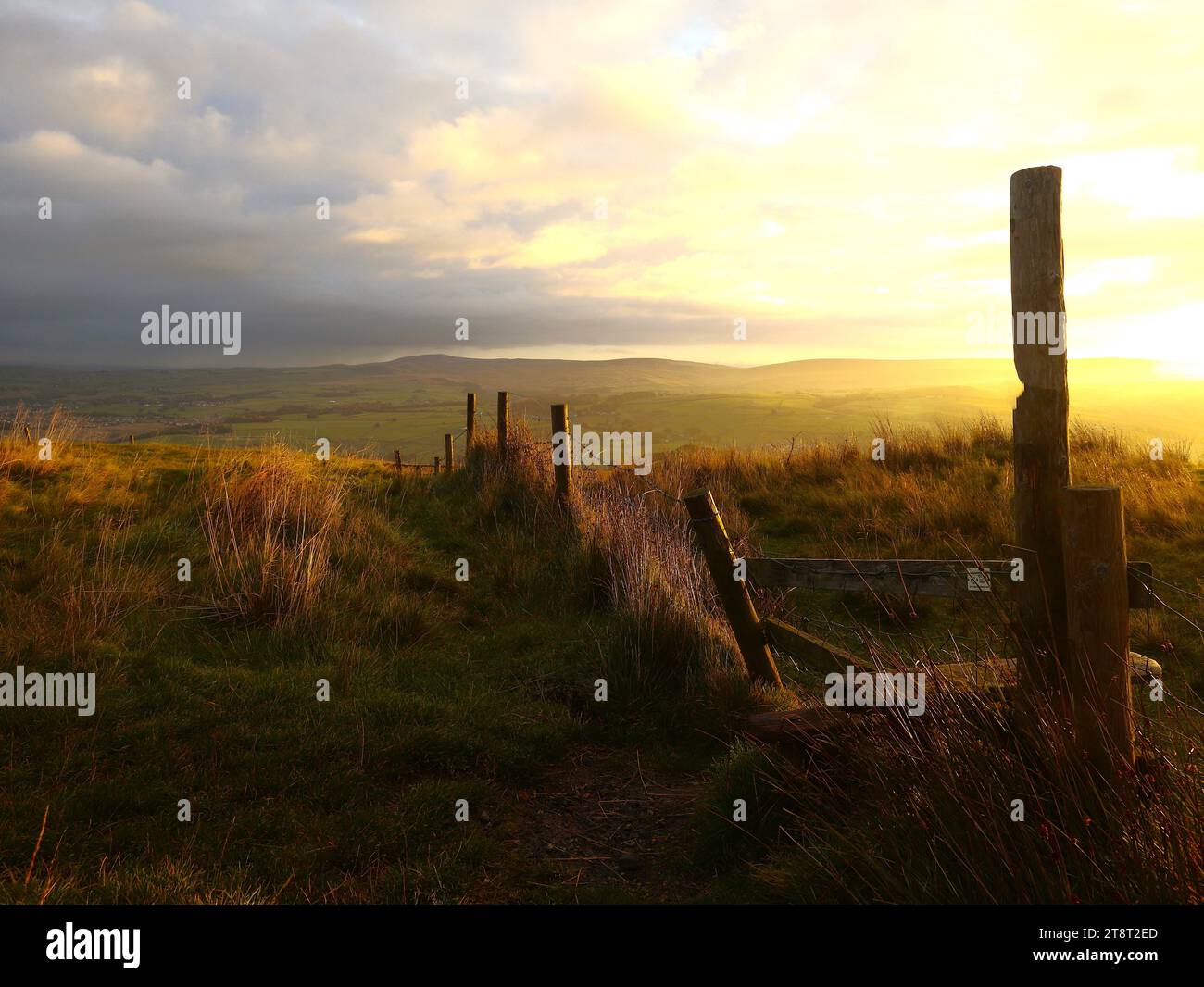 immagine storica che utilizza la luce per rappresentare il passaggio del tempo tra ideologie di riferimento alla terra, ai confini e alla metafora verso un solo dio. Foto Stock