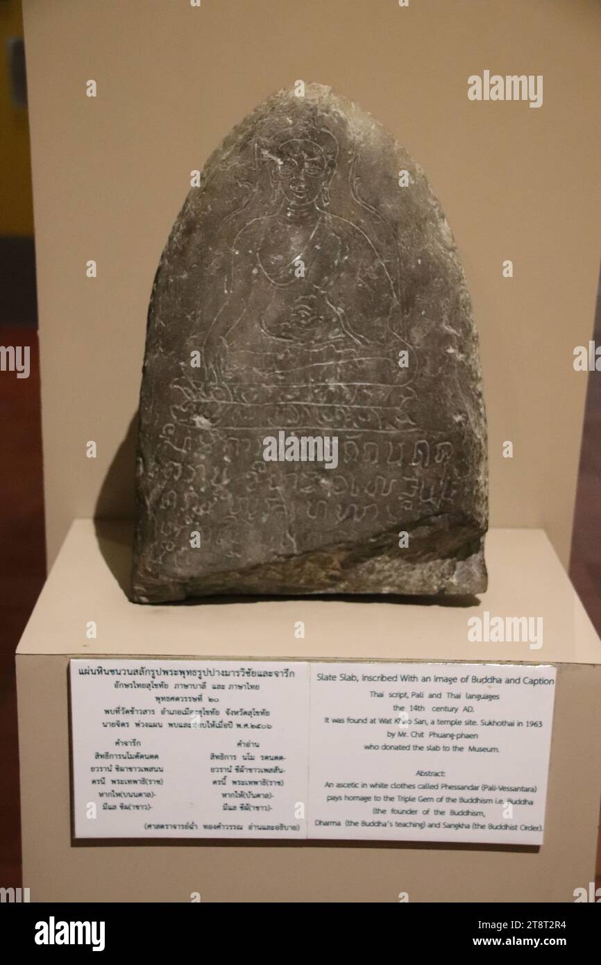 Inscribed Slate, Thai script, XIV sec., Ramkhamhaeng Museum, Sukhothai, museo di storia di Sukhothai, Sukhothai, Thailandia Foto Stock