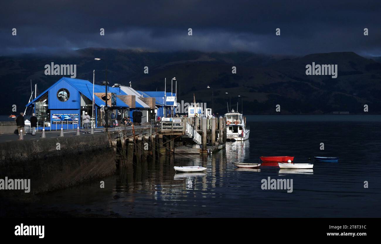 Il molo Akaroa. Nuova Zelanda, il Main Wharf di Akaroas ha un'alta importanza storica e sociale per il suo ruolo continuo oltre il 125 Foto Stock