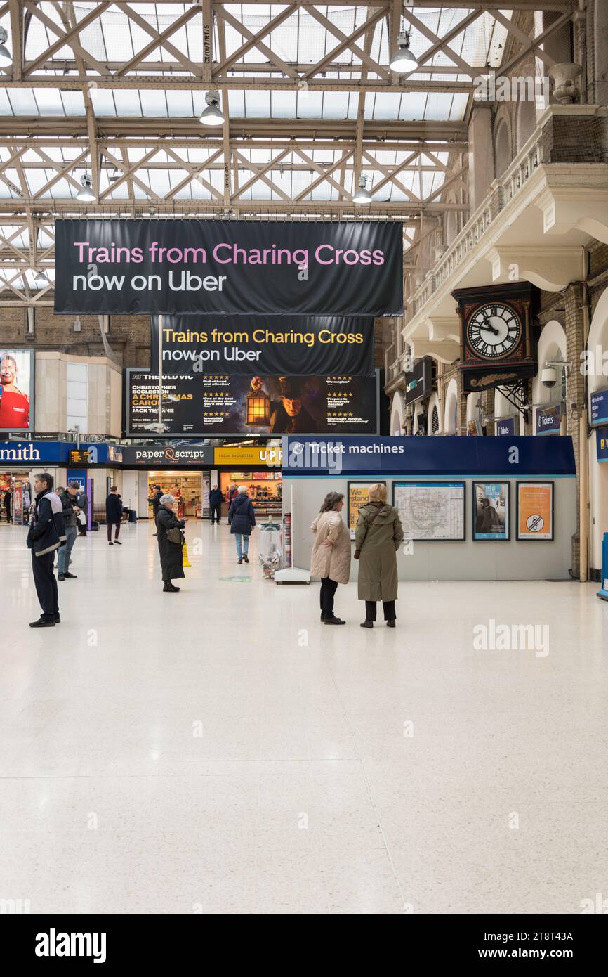 Treni da Charing Cross ora in pubblicità Uber nell'atrio della stazione di Charing Cross, Londra, Inghilterra, Regno Unito Foto Stock