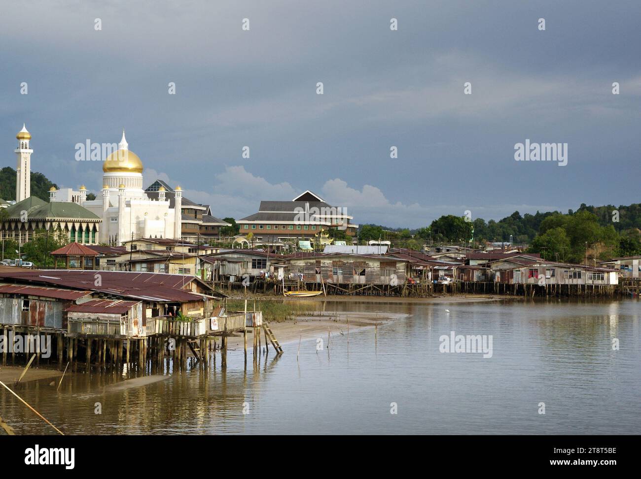 Bandar seri Begawan. Brunei, Brunei, è una piccola nazione sull'isola del Borneo, in 2 sezioni distinte circondate dalla Malesia e dal Mar Cinese meridionale. È conosciuta per le sue spiagge e la sua foresta pluviale, la maggior parte protetta all'interno delle riserve. La capitale, Bandar seri Begawan, ospita l'opulenta moschea Bolkiah JameAsr Hassanil e le sue 29 cupole dorate. L'imponente palazzo Istana Nurul Iman della capitale è la residenza del sultano Bruneis Foto Stock