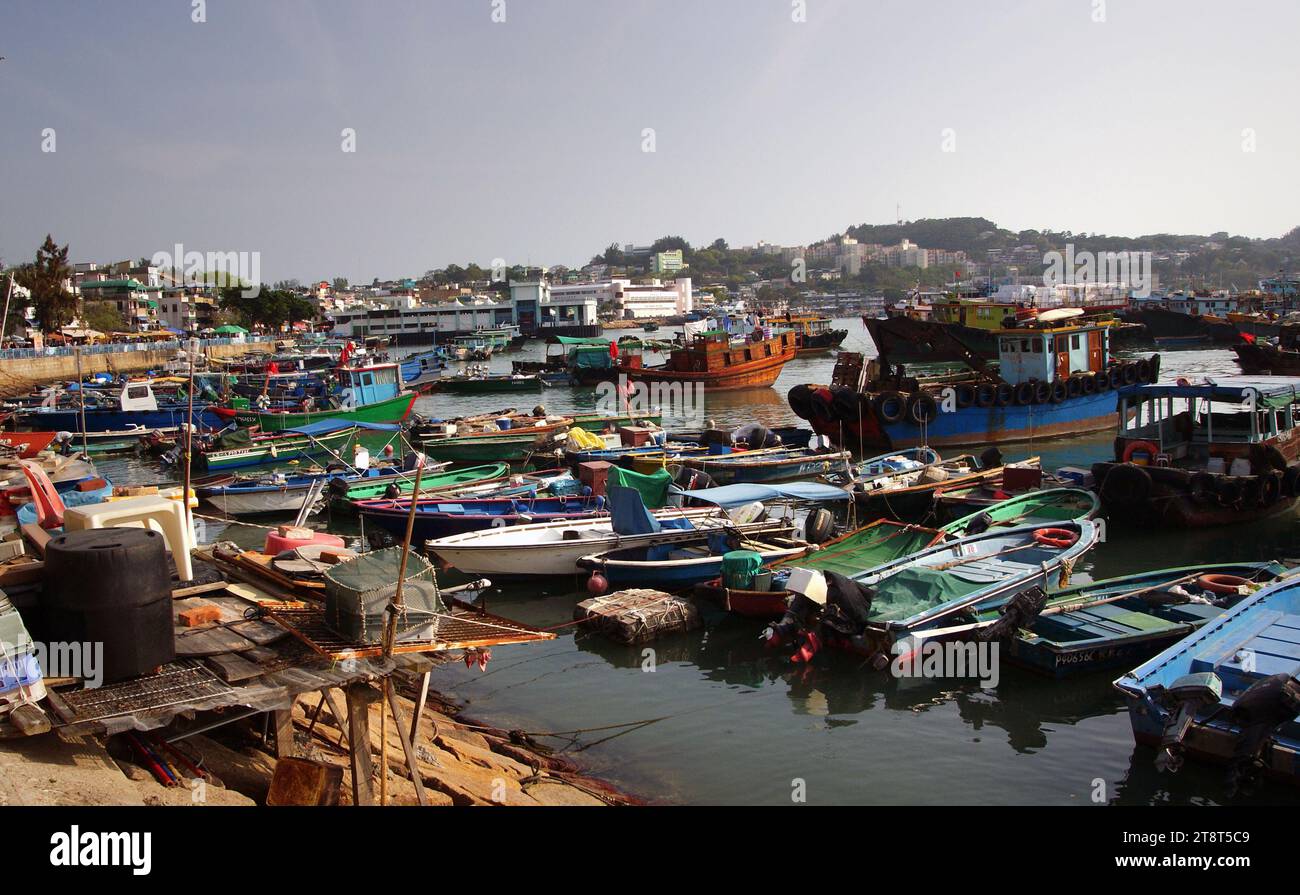 Un disordine di barche, Una gita al villaggio dell'isola dovrebbe essere presa in considerazione se si desidera dare un'occhiata a una tipica comunità di pescatori cinese di Hong Kong. La comunità è ora cresciuta fino a diventare un popolare luogo turistico ma con poche comodità moderne. Di solito è ideale per un viaggio di un giorno, se ti piace un giro in traghetto attraverso le tranquille acque per raggiungere l'isola, vuoi trascorrere del tempo nuotando o rilassandoti sulla spiaggia. Oppure se vuoi scoprire la vita di un villaggio di pescatori locale e vuoi concederti un delizioso pasto a base di pesce in stile tradizionale Foto Stock