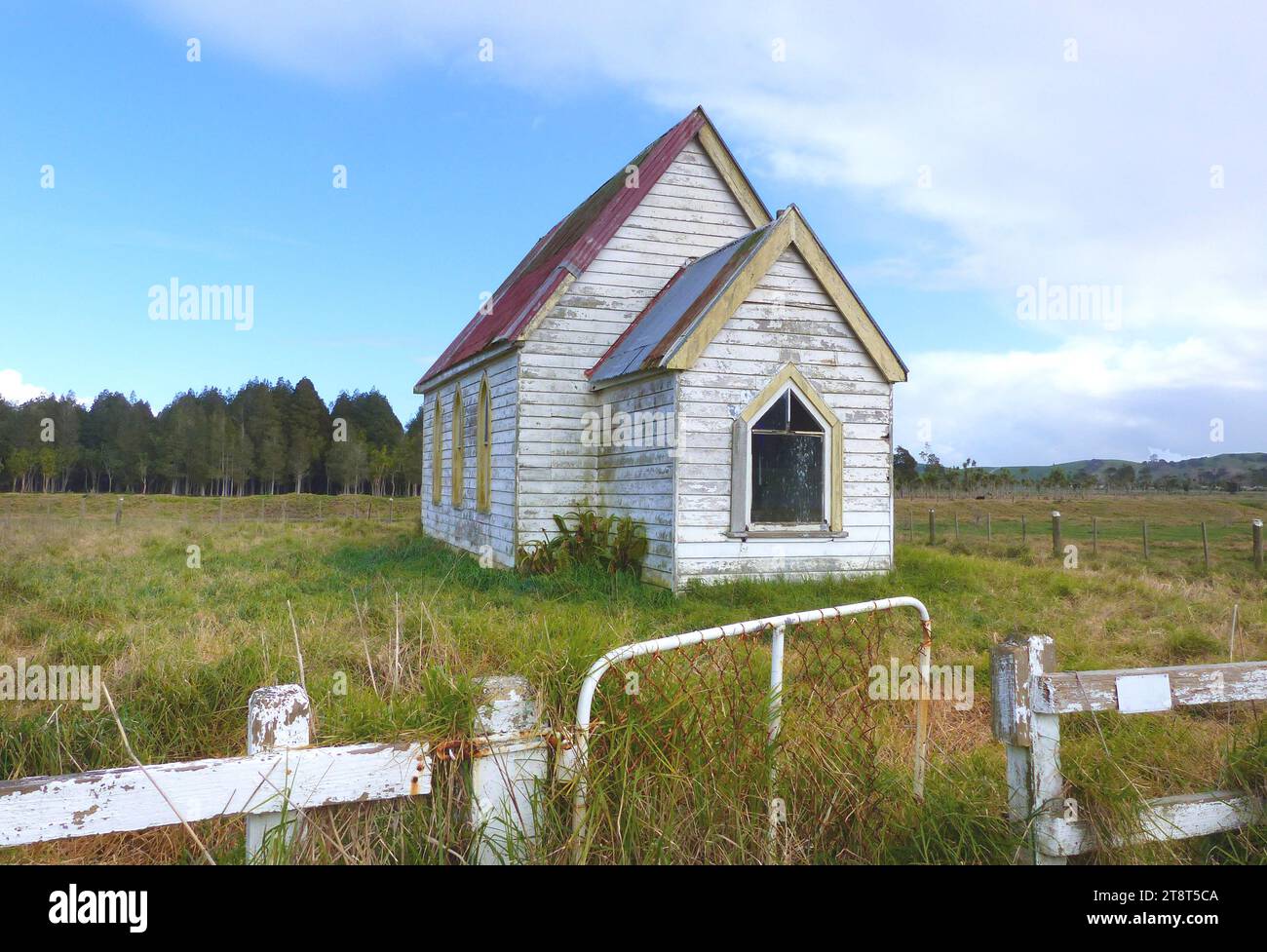 Vecchia chiesa, Otuhianga Road, Matakohe, nuova Zelanda, questa chiesa ha iniziato la vita come luogo di culto anglicano per un gruppo di te Rarawa, che era emigrato a Parirau per trovare lavoro nei campi di gomma e nelle foreste vicine Foto Stock