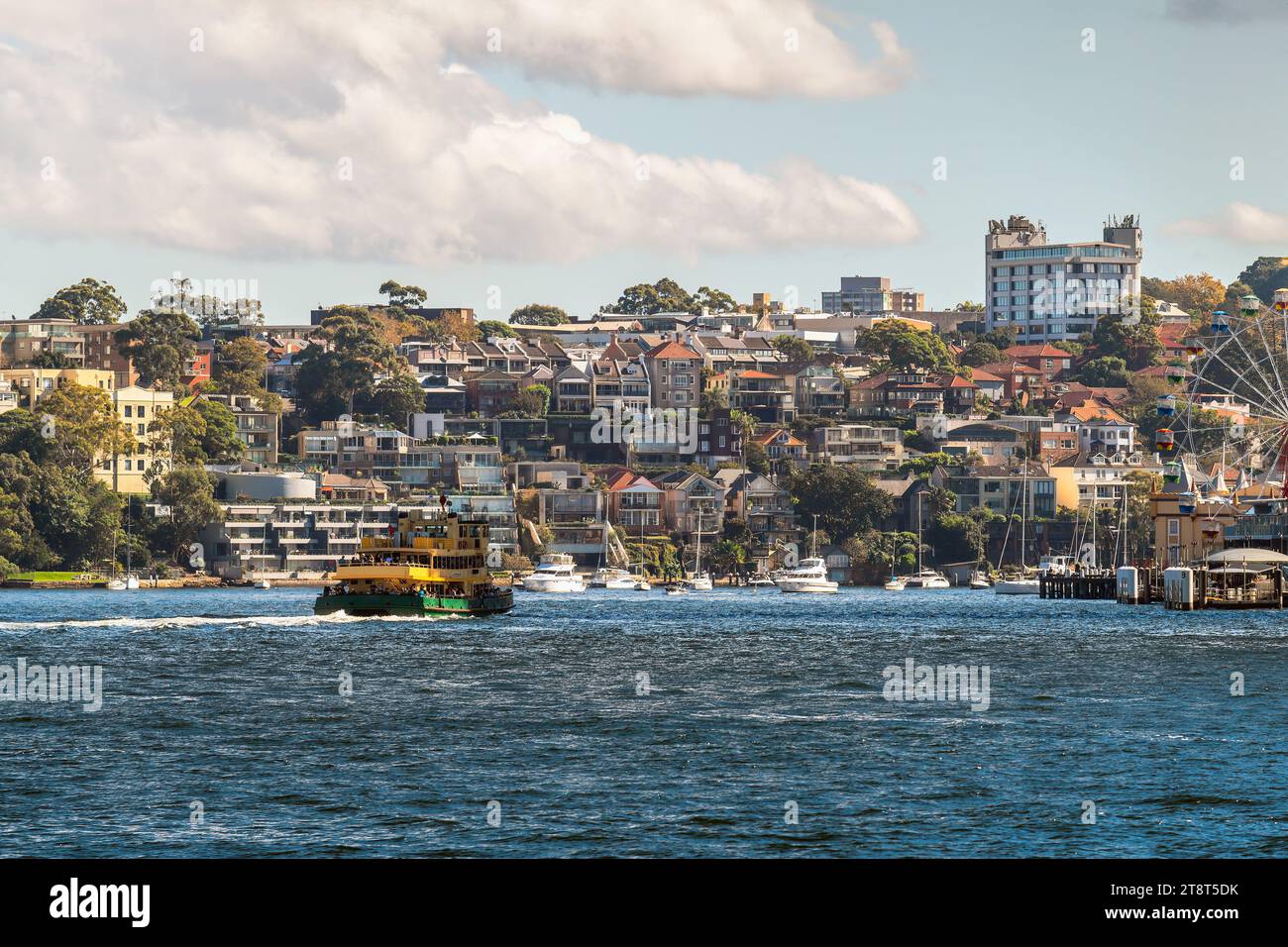 Vista dello skyline di Sydney nord dal traghetto con partenza da Circular Quay in un giorno Foto Stock