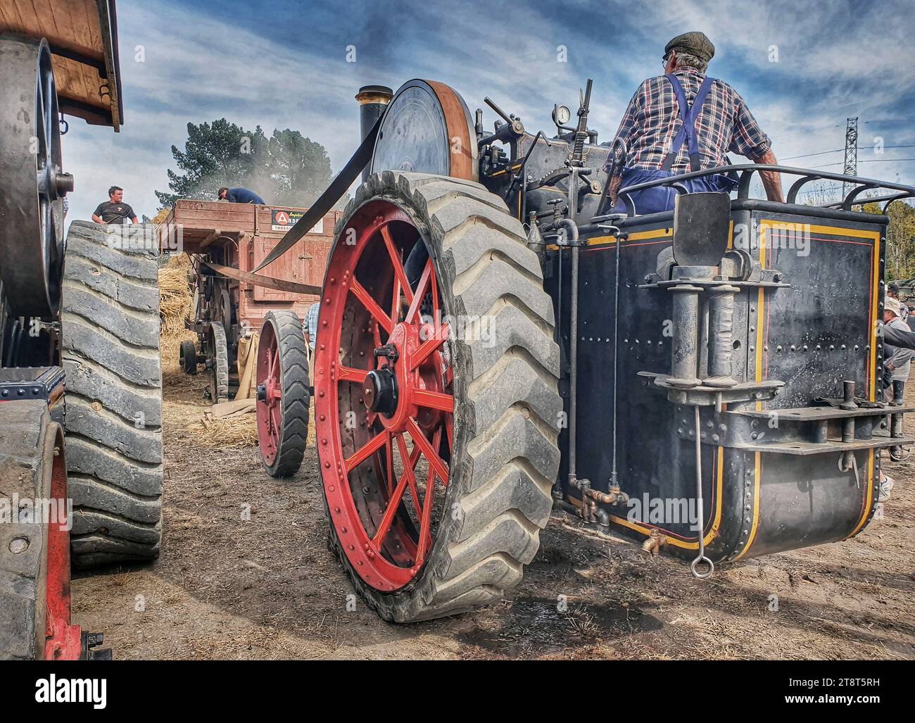 Agricoltura antica, i motori a vapore sono stati inventati alla fine degli anni '1700 e applicati ai veicoli in movimento all'inizio degli anni '1800 Più tardi, la sua applicazione è stata applicata alle attrezzature agricole. L'applicazione dei motori a vapore era limitata a causa dell'enorme peso richiesto dalla macchina. "L'introduzione di caldaie ad alta pressione negli anni '1850 ha contribuito molto ad alleggerire i motori." (#14, pag. 28) il motore a vapore ha goduto della sua maggiore quantità di utilizzo tra il 1885 e il 1914. Motore a vapore Foto Stock