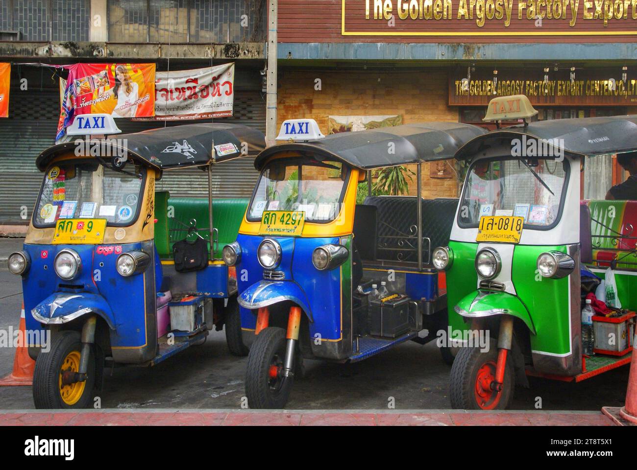 Tuk tuk tuk, la parola tuk tuk è un termine usato per indicare un tipo di veicolo motorizzato a tre ruote popolare nel sud-est asiatico e in alcune parti dell'Africa e del Sud America. La parola "tuk tuk" è usata in modo specifico a Bangkok, una città asiatica dinamica ed eccitante che sogna ogni buongustaio economico. In genere, un tuk tuk è qualsiasi tipo di veicolo a motore con tre ruote e incarna perfettamente l'atteggiamento spensierato, divertente e conveniente di un viaggiatore economico. Alcune persone sono persino riuscite a viaggiare per il mondo in un tuk tuk Foto Stock