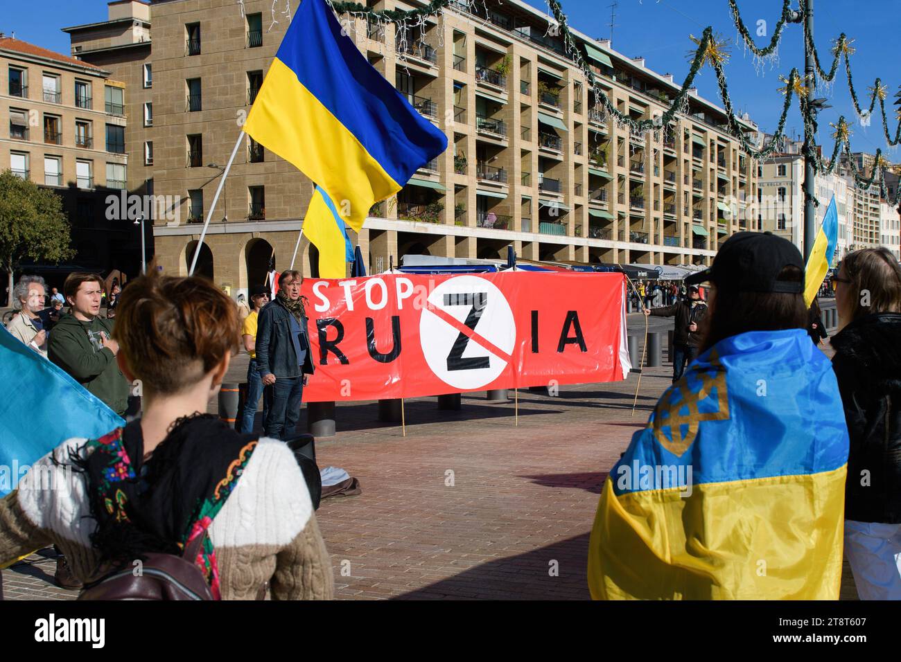 Marsiglia, Francia. 18 novembre 2023. Uno striscione "stop ruzia" e bandiere ucraine viste durante una protesta. Un gruppo di ucraini protesta contro la guerra e la Russia davanti al municipio di Marsiglia. Dall'inizio della guerra in Ucraina, il 24 febbraio 2022, quasi 3.000 rifugiati sono arrivati nelle Bouches-du-Rhône. Credito: SOPA Images Limited/Alamy Live News Foto Stock