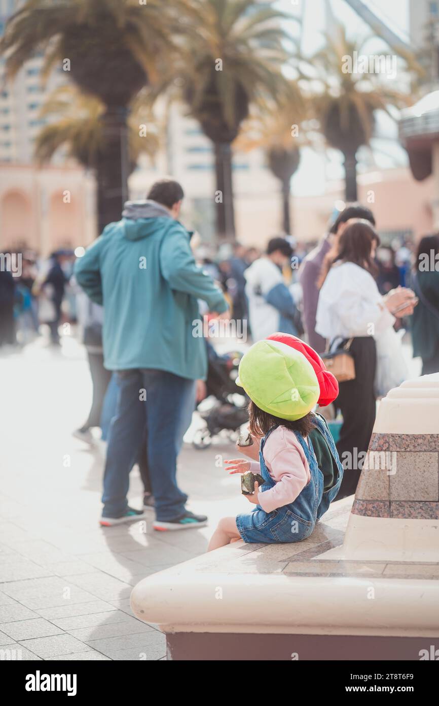 Due bambini che indossano costumi a tema Mario e Luigi agli Universal Studios Japan, sorridono e si divertono Foto Stock