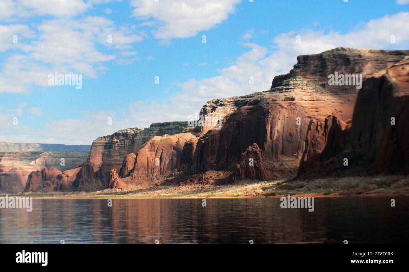 Lago Powell. Utah, l'area ricreativa nazionale di Glen Canyon attira più di due milioni di visitatori ogni anno. Le attività ricreative includono nautica da diporto, pesca, sci d'acqua, moto d'acqua ed escursioni a piedi. In ogni porticciolo si possono trovare campeggi preparati, ma molti visitatori scelgono di noleggiare una casa galleggiante o di portare il proprio equipaggiamento da campeggio, trovare un posto appartato da qualche parte nei canyon e creare un proprio accampamento (non ci sono restrizioni su dove i visitatori possono soggiornare Foto Stock