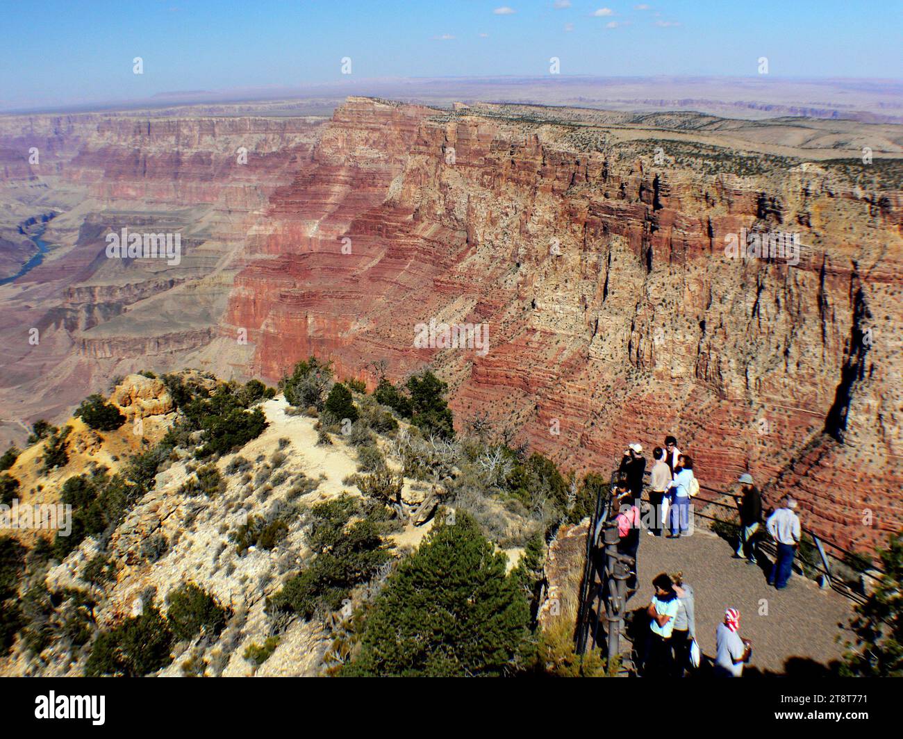 Si apre il Grand Canyon, un'immensa gola profonda circa un chilometro e mezzo e larga fino a 29 chilometri. La scala è così vasta che anche dal miglior punto panoramico si può vedere solo una frazione dei 277 km del canyon Foto Stock