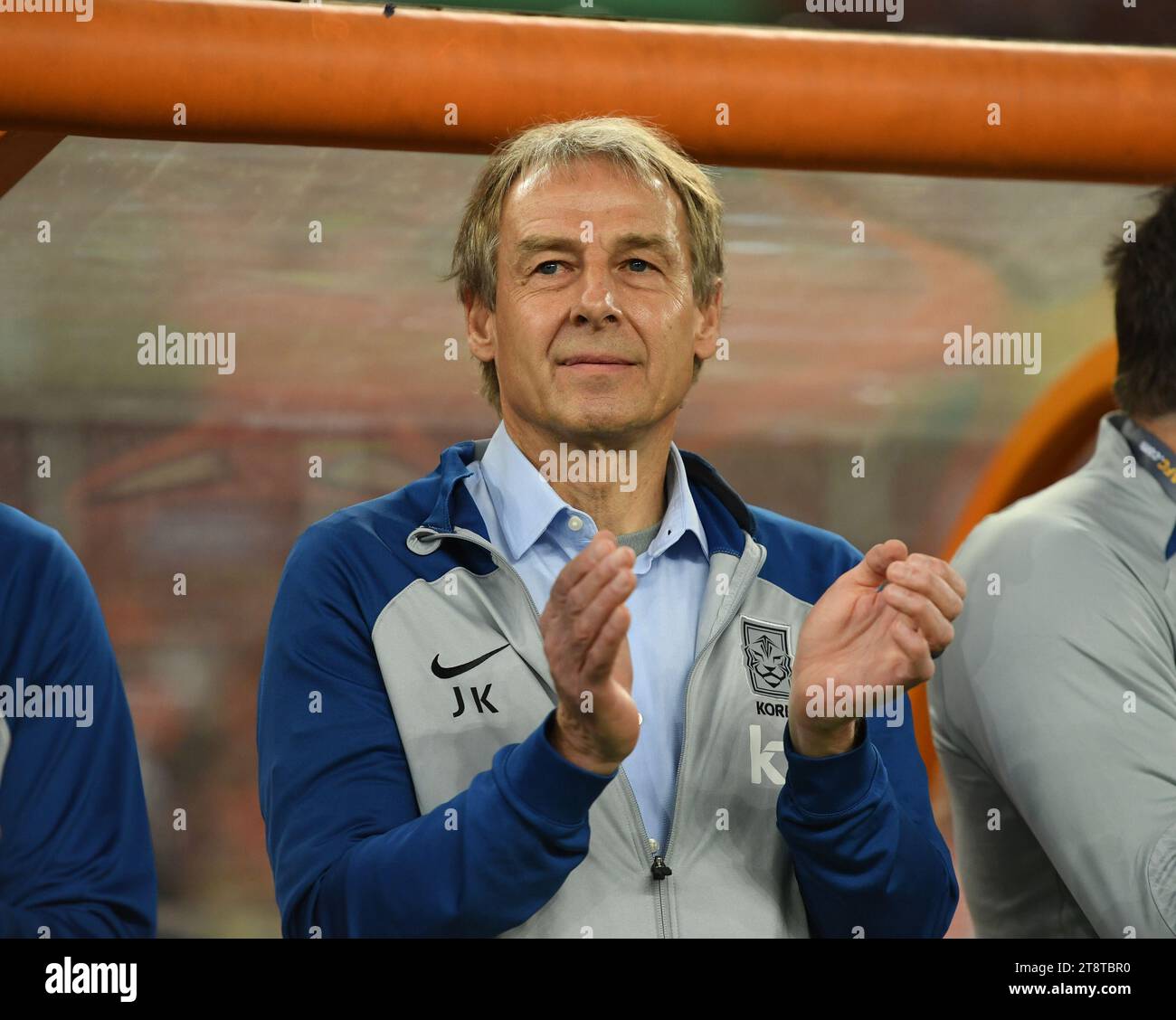 Shenzhen, provincia cinese del Guangdong. 21 novembre 2023. Il capo-allenatore della Corea del Sud Juergen Klinsmann reagisce prima della partita del gruppo C tra Cina e Corea del Sud alle qualificazioni ai Mondiali di calcio asiatici 2026 a Shenzhen, nella provincia del Guangdong della Cina meridionale, 21 novembre 2023. Crediti: Mao Siqian/Xinhua/Alamy Live News Foto Stock