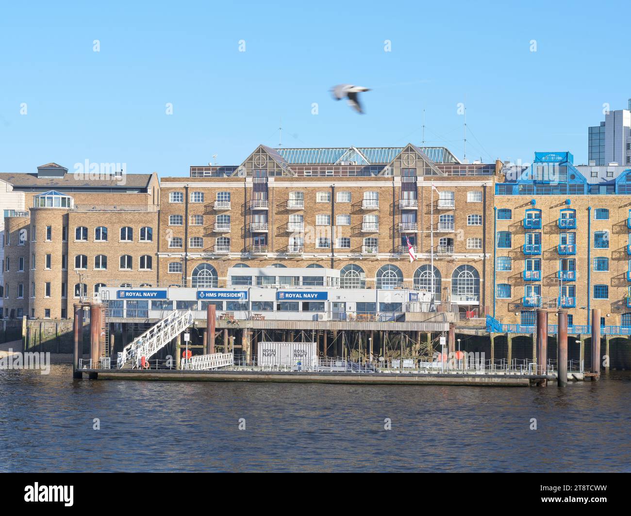 HMS President, la più grande unità della Royal Naval Reserve nel Regno Unito, su una riva del Tamigi, vicino al Tower Bridge, Londra, Inghilterra. Foto Stock