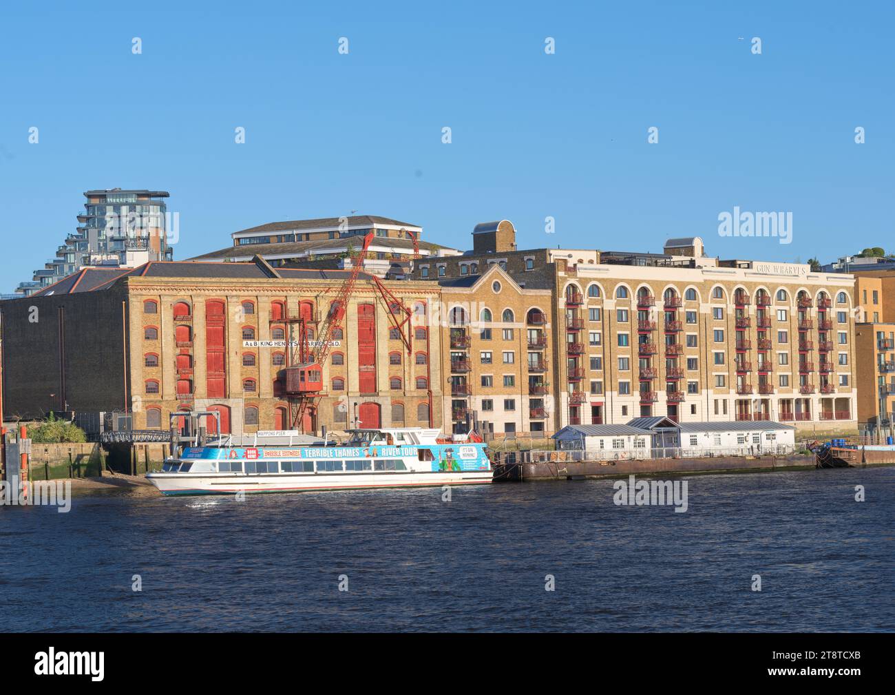 Crociera sul Tamigi ormeggiata da A & B King Henry's Wharves C&D, al molo di Wapping sul Tamigi, Londra, Inghilterra. Foto Stock