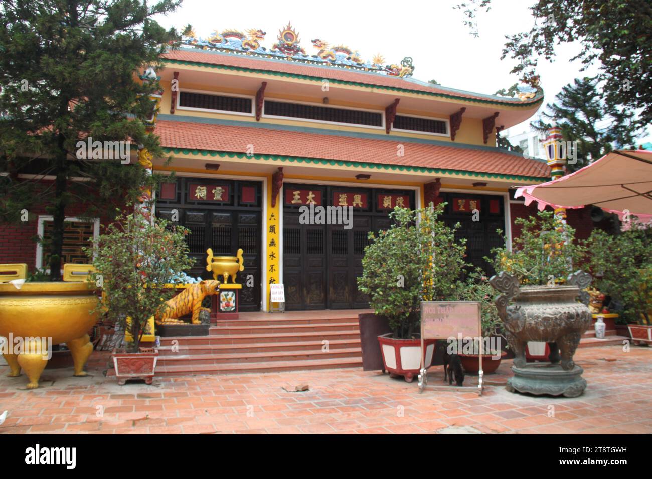 Tempio di Tran Hung Dao, grande generale che sconfisse tre invasioni mongole; ho chi Minh City Foto Stock