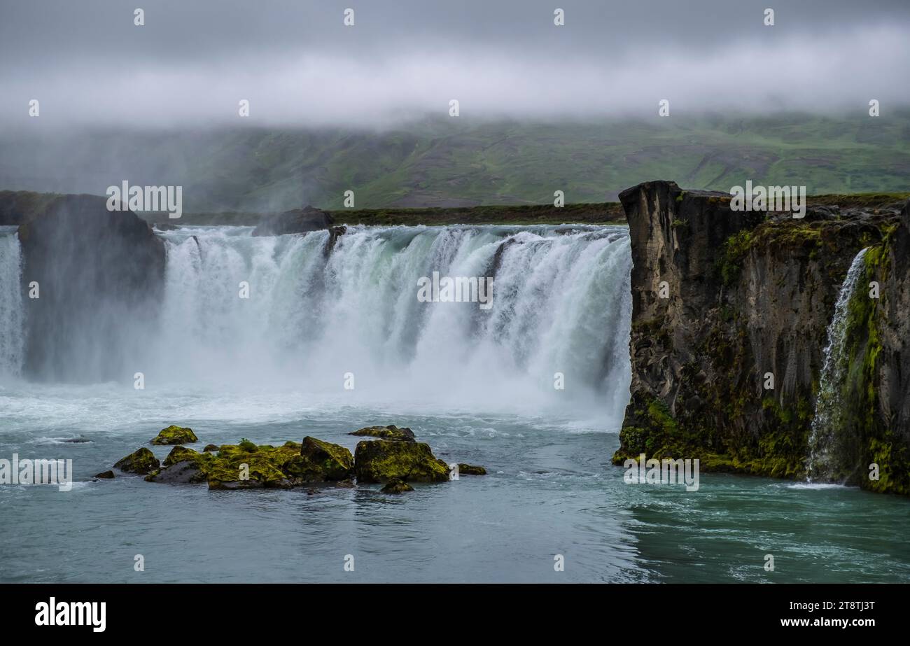 Cascata Godafoss: Una spettacolare cascata situata nel nord-est dell'Islanda, in Europa Foto Stock