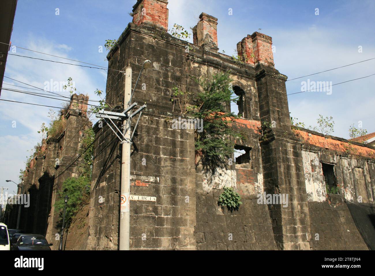 Intramuros: Edificio danneggiato dalla guerra, Old Spanish City, Manila, Luzon, Filippine Foto Stock