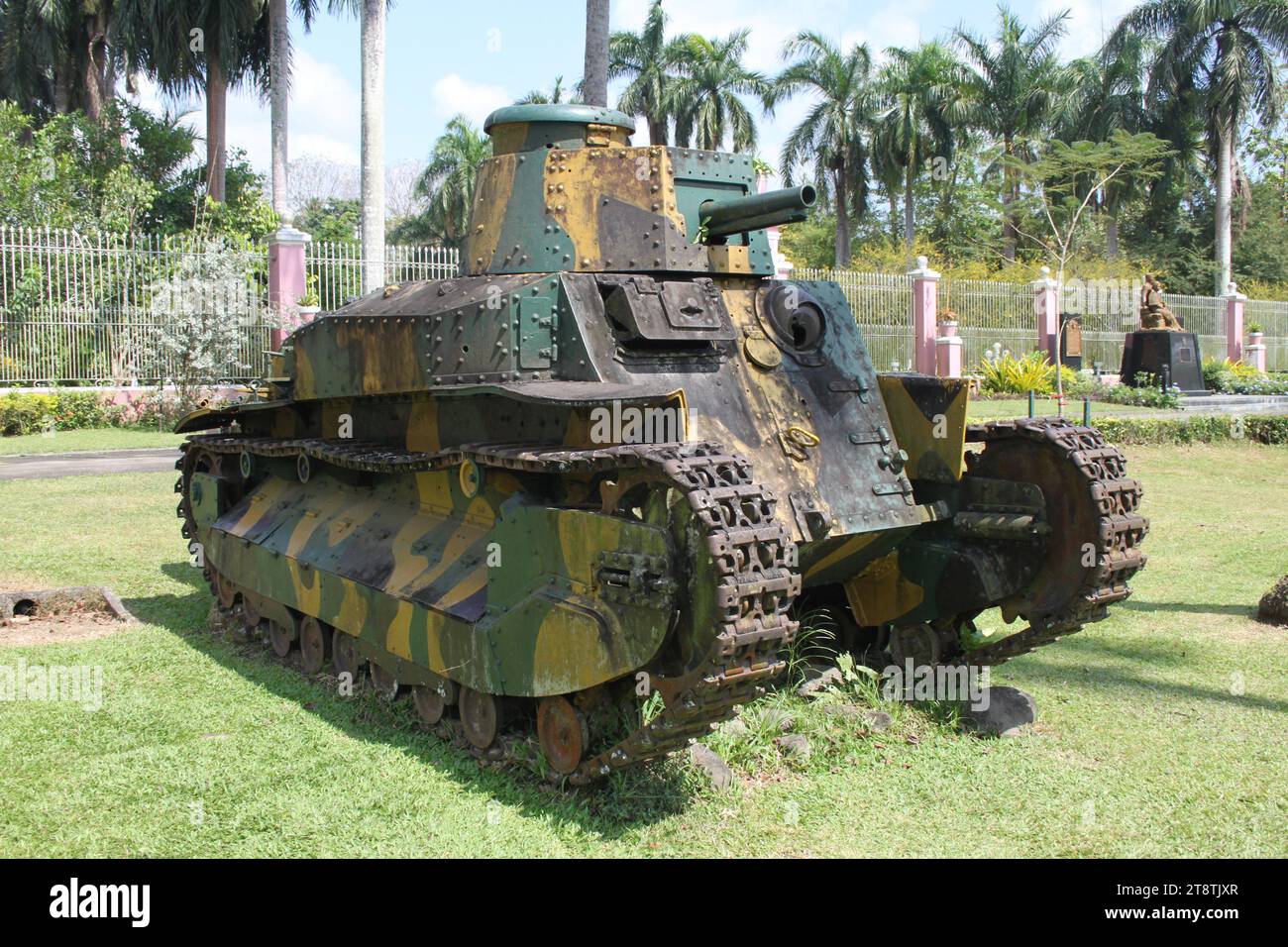 Villa Escudero: Carro armato medio tipo 89 chi-Ro della seconda guerra mondiale giapponese, Luzon, vicino a Manila, Luzon, Filippine Foto Stock