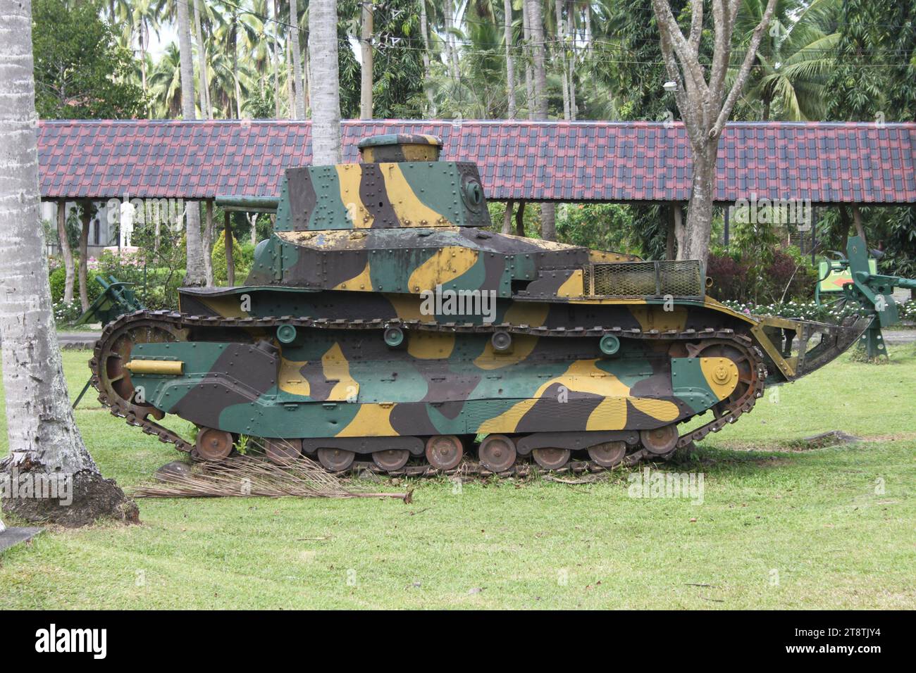 Villa Escudero: Carro armato medio tipo 89 chi-Ro della seconda guerra mondiale giapponese, Luzon, vicino a Manila, Luzon, Filippine Foto Stock