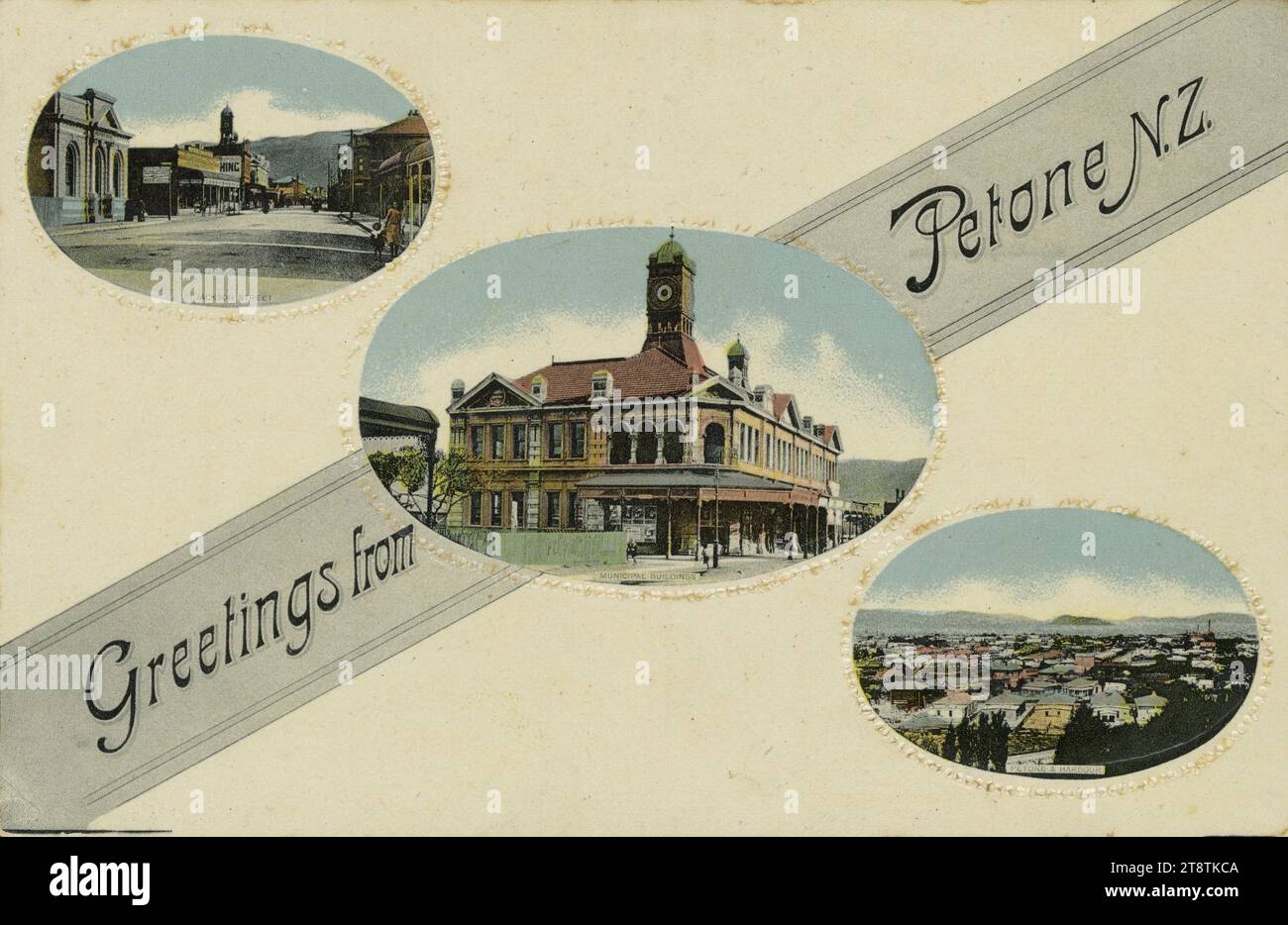 Cartolina. Saluti da Petone N.Z. Dominion della nuova Zelanda cartolina. Serie di medaglie d'oro. Fergusson Ltd Stampato in Germania nel 1910 circa, mostra tre fotografie a colori a cornice di scene di Petone: Jackson Street, gli edifici municipali e una vista su Petone fino al porto Foto Stock