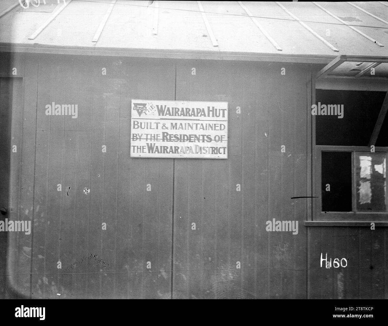 La targa di legno sulla capanna YMCA della prima guerra mondiale presentata da Wairarapa nuova Zelanda, la targa di legno attaccata al muro della capanna YMCA Wairarapa che dopo il simbolo YMCA recita: "La capanna Wairarapa costruita e mantenuta dai residenti del distretto di Wairarapa". Fotografia scattata probabilmente in Francia il 25 giugno 1917 Foto Stock