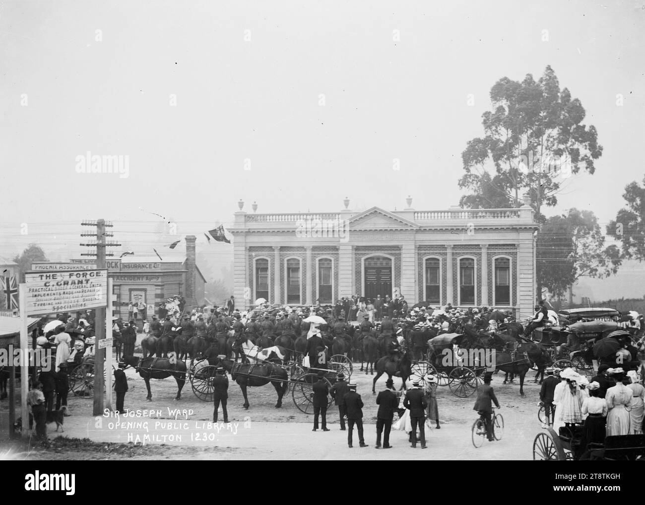 Una folla si riunì intorno all'edificio della Hamilton Public Library per l'apertura ufficiale, Una folla si riunì intorno alla Hamilton Public Library per l'apertura ufficiale di Sir Joseph Ward. Scattato il 17 febbraio 1908 Foto Stock