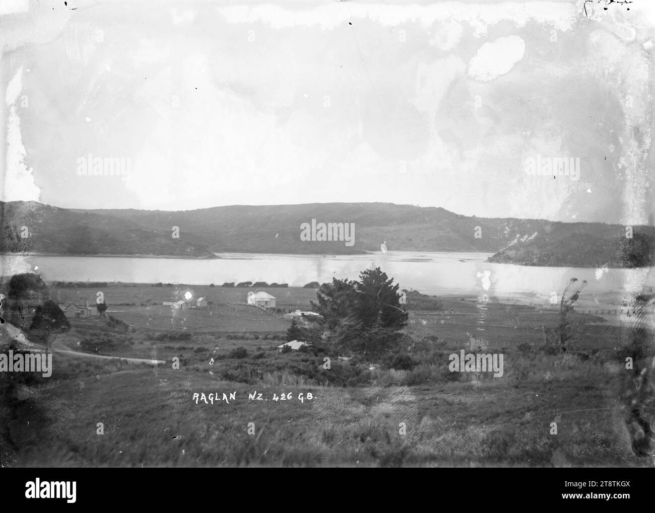 Raglan, New Zealand Harbour, a General View, circa 1911, parte di Raglan, porto della nuova Zelanda, con case in primo piano. Preso intorno al 1911 da 'G B', datato da immagini nella stessa sequenza di numeri Foto Stock