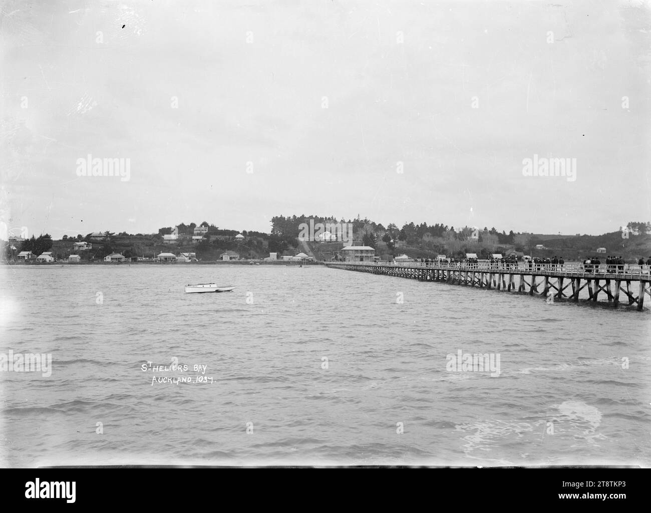 St Heliers Bay, St Heliers, Auckland, nuova Zelanda, Vista di St Heliers Bay, Auckland, nuova Zelanda, presa dalla costa vicino al molo di St Heliers Bay. Le persone possono essere viste al molo. Il St Heliers Bay Hotel e St Heliers Bay Road sono a media distanza. Fotografato tra il 1910 e il 1930 Foto Stock