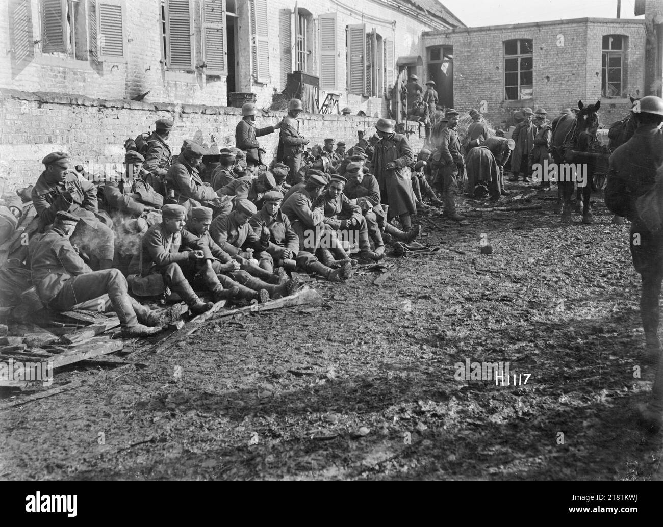 Prigionieri tedeschi della prima guerra mondiale a Pont-a-Pierre, Francia, un certo numero di prigionieri tedeschi della prima guerra mondiale catturati a le Quesnoy, in Francia, in attesa di esame presso il quartier generale della Brigata a Pont-a-Pierre. La maggior parte sono seduti a terra. Fotografia scattata il 3 novembre 1918 Foto Stock