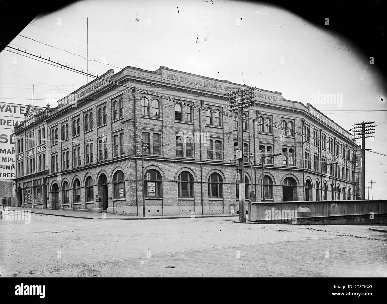 New Zealand Loan & Mercantile Agency Company Ltd, cnr Albert & Customs Streets, Auckland, New Zealand, View of the Auckland, New Zealand Office of NZ Loan & Mercantile Agency Company Ltd all'angolo tra Albert Street e Customs Street West. Accanto all'hotel si trova l'ufficio di William H Hazard, fabbro, Fanshawe Street. La pubblicità per Yates Seeds può essere vista sul lato dell'edificio a sinistra. ca 1920-1930 Foto Stock