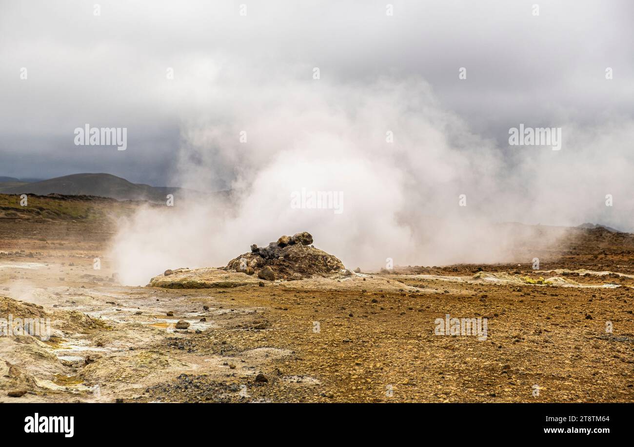 Area geotermica di Hverir, Islanda. Hverir è un'area geotermale ai piedi di Namafjall, non lontano dal lago Myvatn Foto Stock