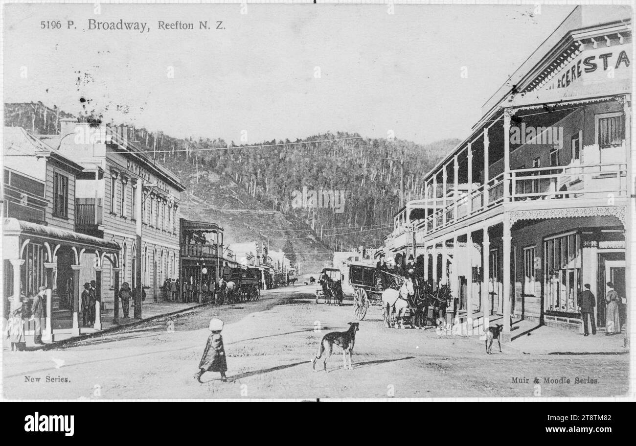 Cartolina. Broadway, Reefton, N.Z. 5196P. Nuova serie. Serie Muir & Moodie. Pubblicato da Muir & Moodie Dunedin N.Z. dalla loro serie di visualizzazioni sul copyright. 1907, vista lungo la strada verso colline cedevoli sullo sfondo, con cavalli e carri, cani, un bambino che attraversa la strada in primo piano e altre figure che si trovano sotto le verande dei negozi Foto Stock