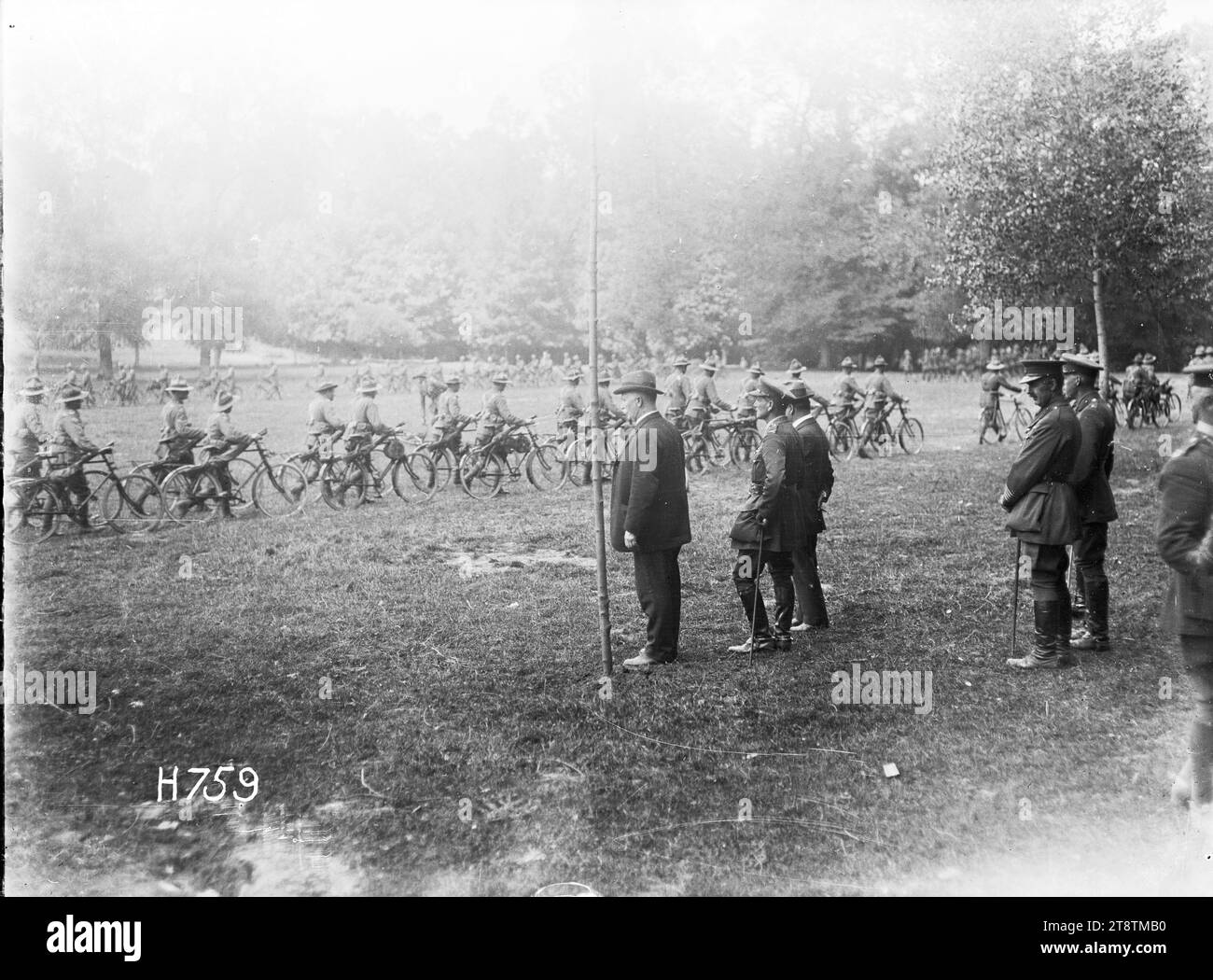 Battaglione ciclisti neozelandesi marcia oltre William Massey e Joseph Ward, Francia, battaglione ciclisti neozelandesi marcia oltre William Massey e Joseph Ward. Fotografato il 3 luglio 1918 in Francia Foto Stock