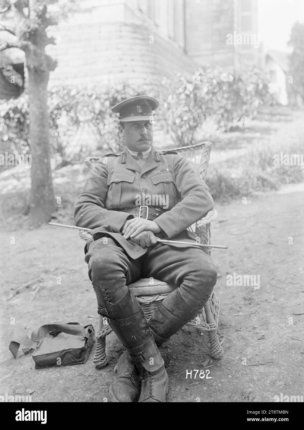 Tenente colonnello Henry Maitland (Jumbo) Wilson, tenente colonnello Henry Maitland Wilson, noto come Jumbo Wilson, in uniforme dell'esercito seduto su una sedia di vimini nel quartier generale della nuova Zelanda durante la prima guerra mondiale Fotografia scattata a Bus-les-Artois, Francia, il 21 maggio 1918 Foto Stock