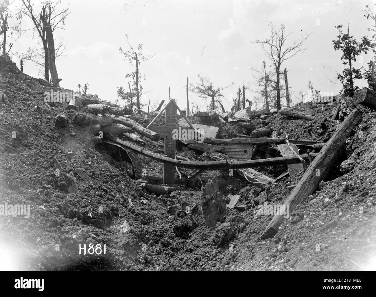 Il sistema sotterraneo tedesco distrutto dall'artiglieria neozelandese nella prima guerra mondiale, Gommecourt, Un grande sistema sotterraneo che un tempo ospitava soldati tedeschi e che fu distrutto dall'artiglieria pesante neozelandese, è segnato dai tedeschi in ritirata con una croce. La croce è visibile tra il terreno e la struttura in legno crollato. Foto scattata a Gommecourt, Francia, 10 agosto 1918 Foto Stock
